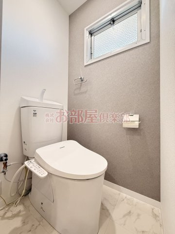 ニューコーポ高田A棟のトイレ|落ち着いた色調のトイレです