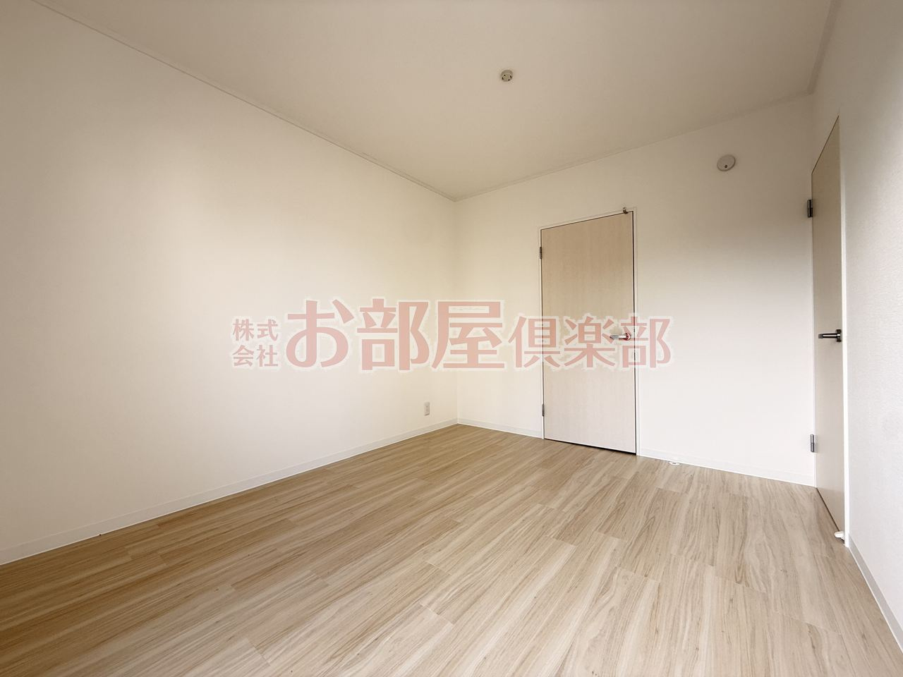 ニューコーポ高田A棟の洋室|落ち着いた色調の洋室です