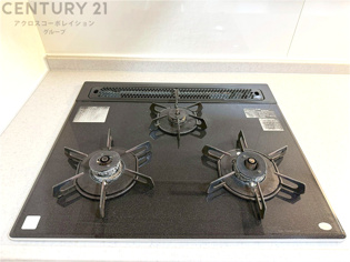多数の調理器具を同時に使用でき、料理の効率化が可能。省エネで節約になり、様々な料理スタイルに適応できます。また、火力調整が独立しており、手入れや掃除もしやすく、今よりもっとお料理が楽しくなるかも。