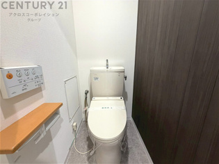 温水洗浄便座付トイレは温水洗浄機能により、暖かい水でおしりを洗浄することができ、冷たい水を使う従来の便座に比べ、温水洗浄機能で暖かいトイレを提供し、快適な使用を可能にします。