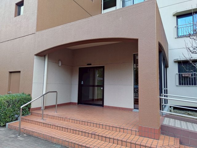 白川高層住宅11棟のエントランス