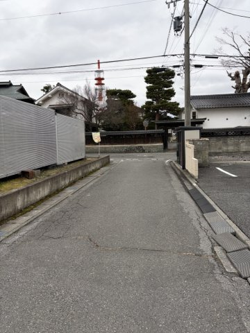 井川城3丁目　中古住宅の前面道路含む現地写真