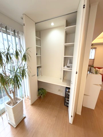 井川城3丁目　中古住宅の居間・リビング|デスクとして使用できます