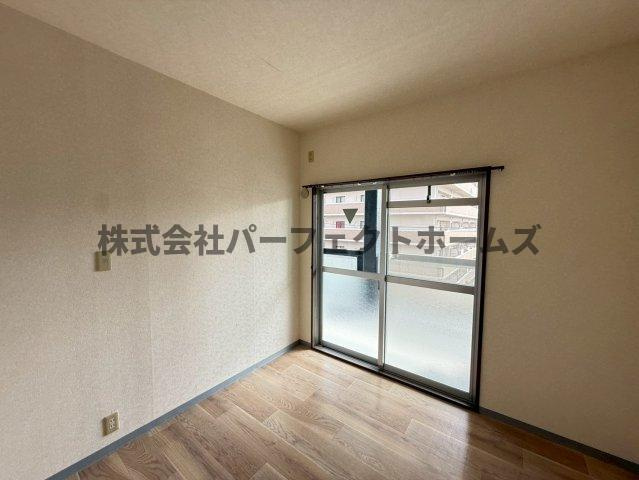 グランドヴィラ香里の洋室|明るい洋室です