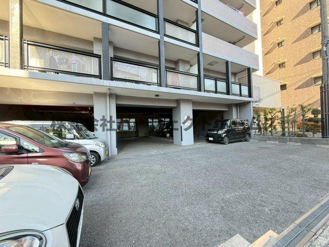 グランドヴィラ香里の駐車場|駐車場に車を止められます