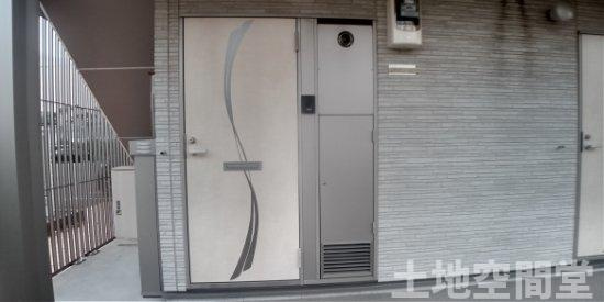 クレイノ下伊田の玄関