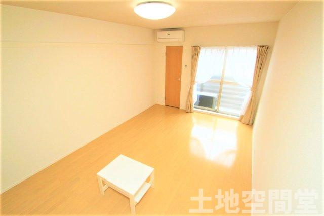 クレイノ下伊田の居間・リビング|LED照明で光色を白とオレンジに変れますよ！