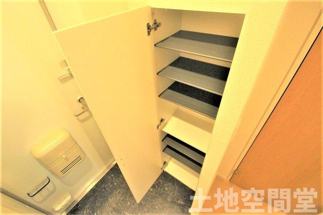 クレイノ下伊田の内装|高さ調整のできるので、ブーツ収納もばっちり！！