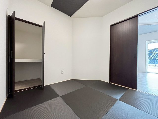 新築戸建　瑞穂市中宮　全2区画分譲の寝室|奥行のあるウォークインクローゼットは収納方法自由自在。家族の成長に合わせた収納が可能です。