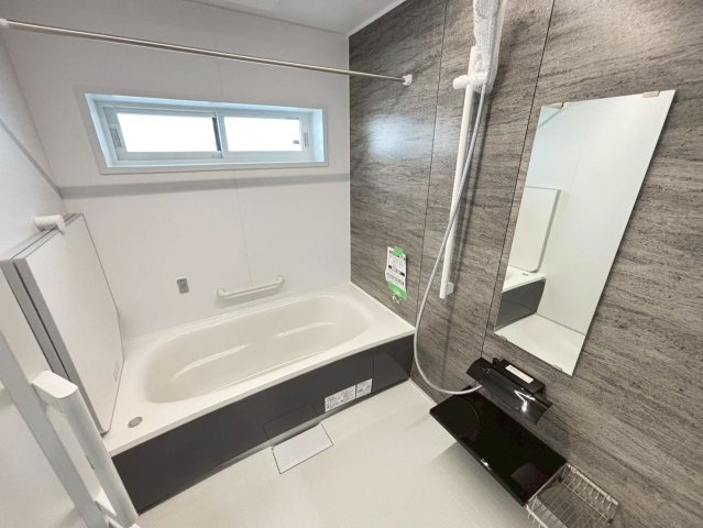 新築戸建　瑞穂市中宮　全2区画分譲の居間・リビング|大きな窓がリビング全体に光と風を運びます。