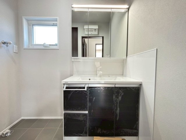 新築戸建　瑞穂市中宮　全2区画分譲のキッチン|機能的なシステムキッチン。収納力に優れた大容量の引出でキッチン回りがスッキリ片付きます。