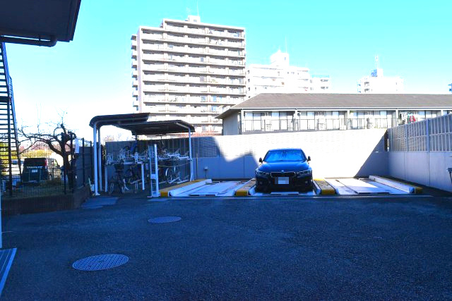 日野市落川の中古マンションの駐車場