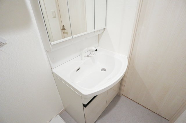 サヴォイラコートワジー　4階の独立洗面台|別号室のものです。現状優先になります。