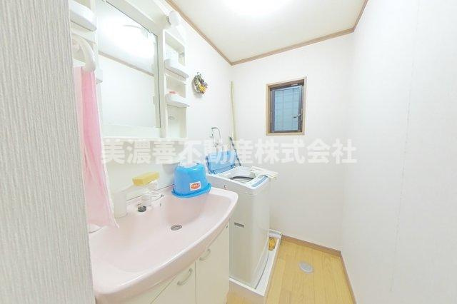 ６６２５８　大垣市歩行町中古戸建ての洗面所