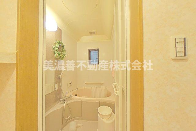 ６６２５８　大垣市歩行町中古戸建ての浴室