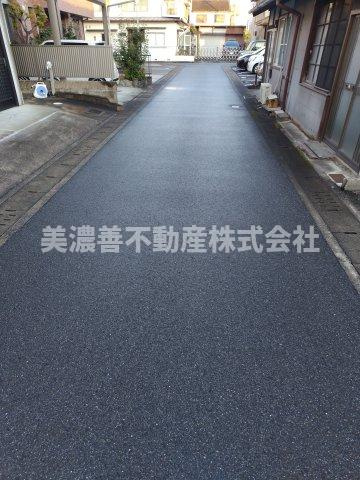 ６６２５８　大垣市歩行町中古戸建ての前面道路含む現地写真