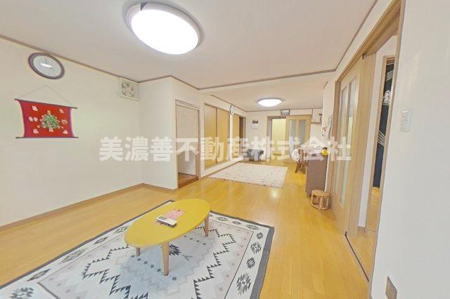６６２５８　大垣市歩行町中古戸建ての居間・リビング