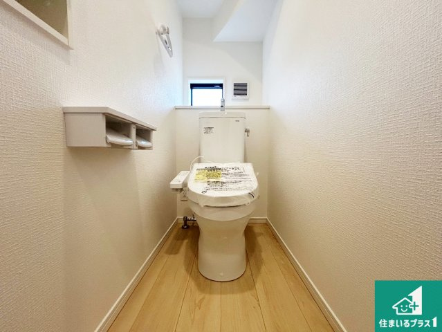 和歌山市中之島　第3期　新築一戸建てのトイレ|1・2階の2ヶ所にあるので、朝の忙しい時間の順番待ちもなく、深夜の利用にも大変便利です。