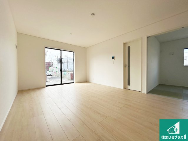 和歌山市中之島　第3期　新築一戸建ての居間・リビング|日当たり良好の明るいリビングで朝の目覚めもスッキリできそう！対面キッチンでご家族のコミュニケーションも自然と増える設計！小さなお子様が遊ぶスペースを作っても広々とくつろげるLDK！