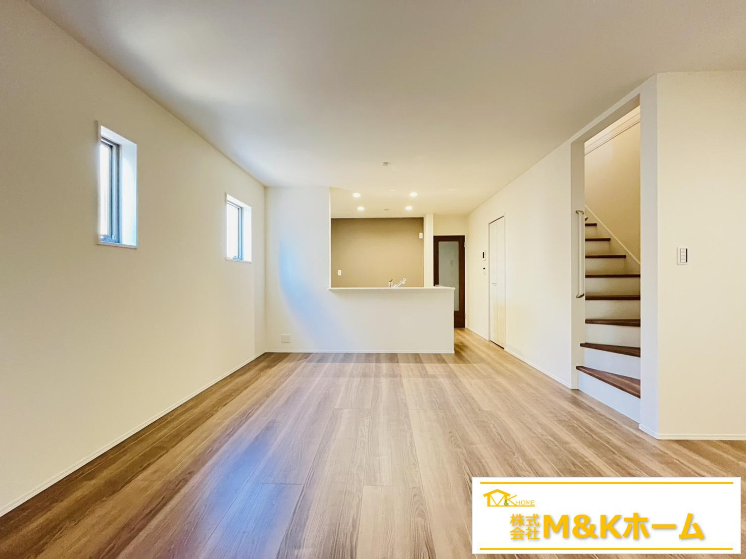 半田市北二ツ坂町2丁目　全2棟　1号棟の居間・リビング|リビング別角度☆　リビングイン階段！