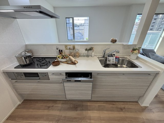 MELDIA東区徳川1521③｜名古屋市の戸建ならホームアップの居間・リビング|南から陽射しが入り明るいリビング