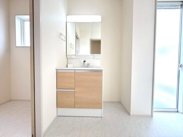 リーブルガーデン　各務原市川島松倉町　全3区画分譲の独立洗面台|洗面化粧台 幅 750mm、軽く割れにくい洗面ボールと場所をとらないコンパクト設計の本体キャビネットです。
ミラー扉の内側は全て収納スペースです。リフトアップシャワーを採用し両手が自由に使えます