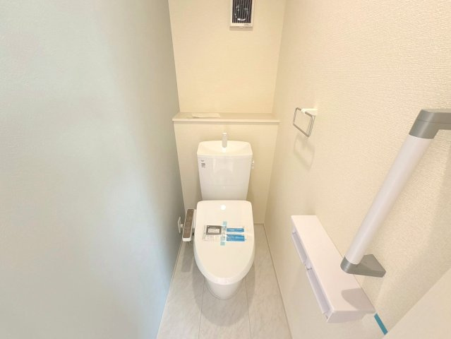 リーブルガーデン　各務原市川島松倉町　全3区画分譲のトイレ|超表面平滑加工とイオンパワーの「セフィオンテクト」加工で、汚れが付きにくく落ちやすい仕様で清潔です。
便器にフチがないので汚れが隠れて見えない部分がありません。お手入れがとってもラクラクです。