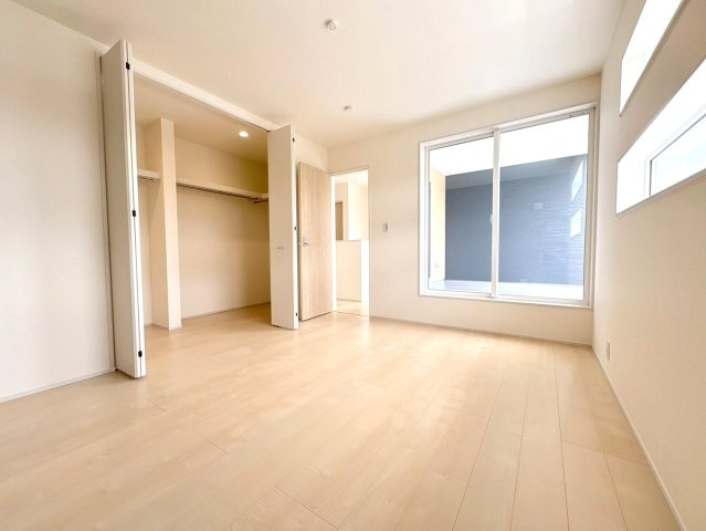 リーブルガーデン　各務原市川島松倉町　全3区画分譲の寝室|すべての居室にはたっぷり収納できる大型のクローゼット、各室に２４時間換気システムを設置しています。
排気ファンから低風量で24時間強制排気し、家の中の空気をいつも新鮮に保ちます。
