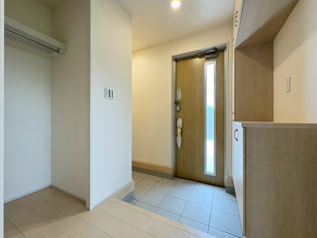 リーブルガーデン　各務原市川島松倉町　全3区画分譲の玄関|大容量のシューズ収納付きで玄関周りもすっきり！玄関ドアからの光が玄関ホールを明るくしてくれます。