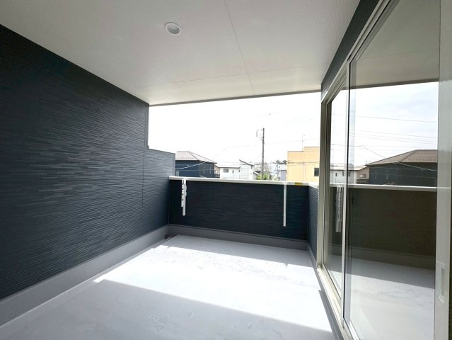 リーブルガーデン　各務原市川島松倉町　全3区画分譲のバルコニー|バルコニーは南向きで洗濯物もよく乾きます！強度と表面積硬度を持つFPRで防水しています。