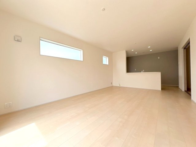 リーブルガーデン　各務原市川島松倉町　全3区画分譲の居間・リビング|明るい日差しをふんだんに取り込んだリビングダイニングは家族の笑顔につつまれた素敵な空間になります。
一建設の家は精度が高く丈夫な工法を採用し、「住宅トップランナー基準」に対応しています。