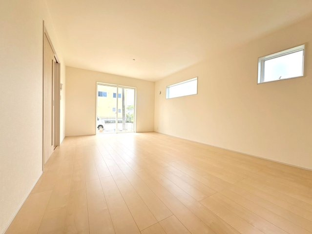 リーブルガーデン　各務原市川島松倉町　全3区画分譲の居間・リビング|明るい日差しをふんだんに取り込んだリビングダイニングは家族の笑顔につつまれた素敵な空間になります。
一建設の家は精度が高く丈夫な工法を採用し、「住宅トップランナー基準」に対応しています。