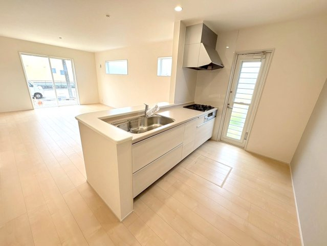 リーブルガーデン　各務原市川島松倉町　全3区画分譲のキッチン|機能的で手入れがしやすいシステムキッチンでお掃除も楽々。蛇口は浄水器内蔵型で節湯CI対応水栓です。　
人造大理石カウンターやキッチンパネルなど明るくきれいにお使いいただけます。