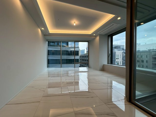 三田ガーデンヒルズの居間・リビング|こちらのリビングで趣味の時間をお楽しみください