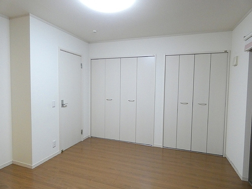 横浜市中区池袋戸建の収納|洋室１０．６帖・クロゼット（内装前）