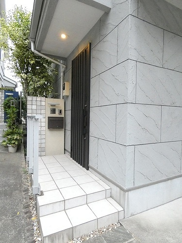 横浜市中区池袋戸建のエントランス|落ち着いたエントランスです