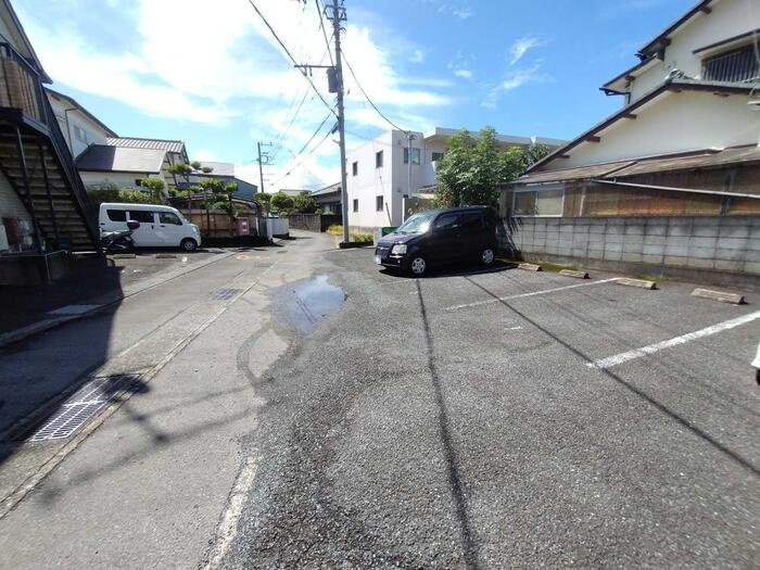 プレアンブルムコートの駐車場