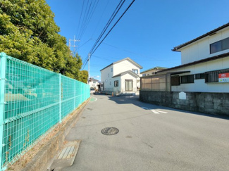 【前面道路含む現地写真】 | 甲斐市西八幡　オール電化中古戸建　カースペース3台