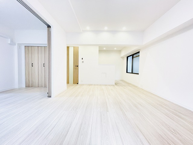 【居間・リビング】 | シティマンション薬院 | 使いやすい縦長設計のリビングダイニング。隣りの洋室とつなげると、さらに広々とした空間に♪