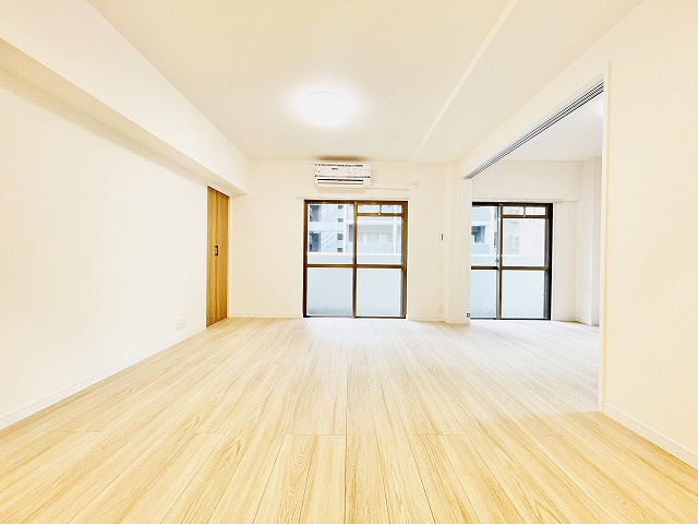 【居間・リビング】 | シティマンション薬院 | 南東向きで明るいLDKは心地よい空間に仕上がっています♪