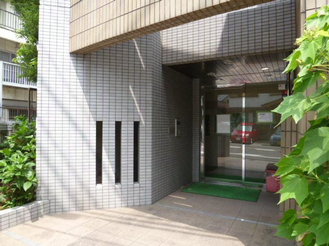 ドマーニASOU【キャッシュバック対象物件】のエントランス|落ち着いたエントランスです