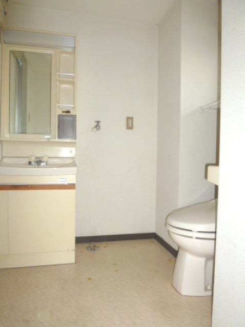 ドマーニASOU【キャッシュバック対象物件】の洗面所|明るい洗面所です