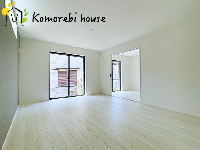 桶川市朝日　3期　新築一戸建て　グラファーレ　の居間・リビング|こちらのリビングで趣味の時間をお楽しみください