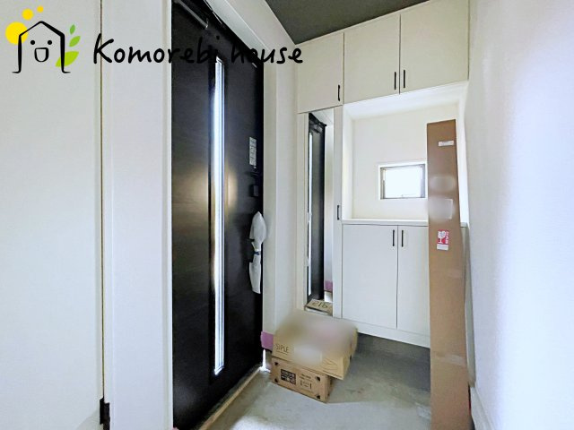 桶川市朝日　3期　新築一戸建て　グラファーレ　の玄関|明るい玄関です