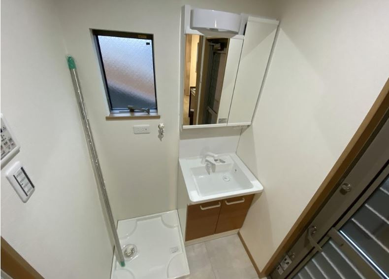 高石市千代田１丁目のハイツの洗面所|ゆったりとスペースのある洗面所