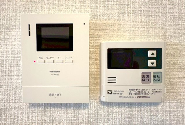 ◆２０２５年１２月リフォーム完了◆ペット飼育可能◆南向き３LDK◆ユニライフ宇治C棟の設備|左：TVモニター付きインターフォン
右：浴室操作パネル