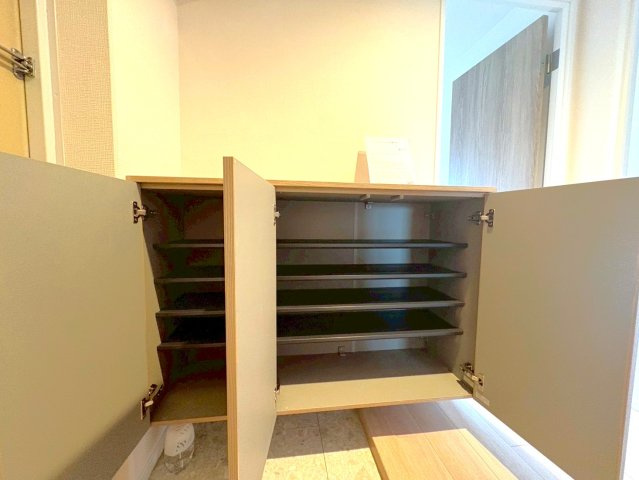 ◆２０２５年１２月リフォーム完了◆ペット飼育可能◆南向き３LDK◆ユニライフ宇治C棟の玄関|玄関：シューズボックス