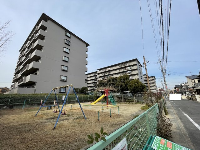 ◆２０２５年１２月リフォーム完了◆ペット飼育可能◆南向き３LDK◆ユニライフ宇治C棟の外観|外観＆公園