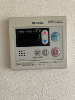 【設備】 | 給湯器のリモコン。
