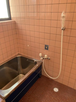 【浴室】 | レトロな風呂、窓ありで換気良し！